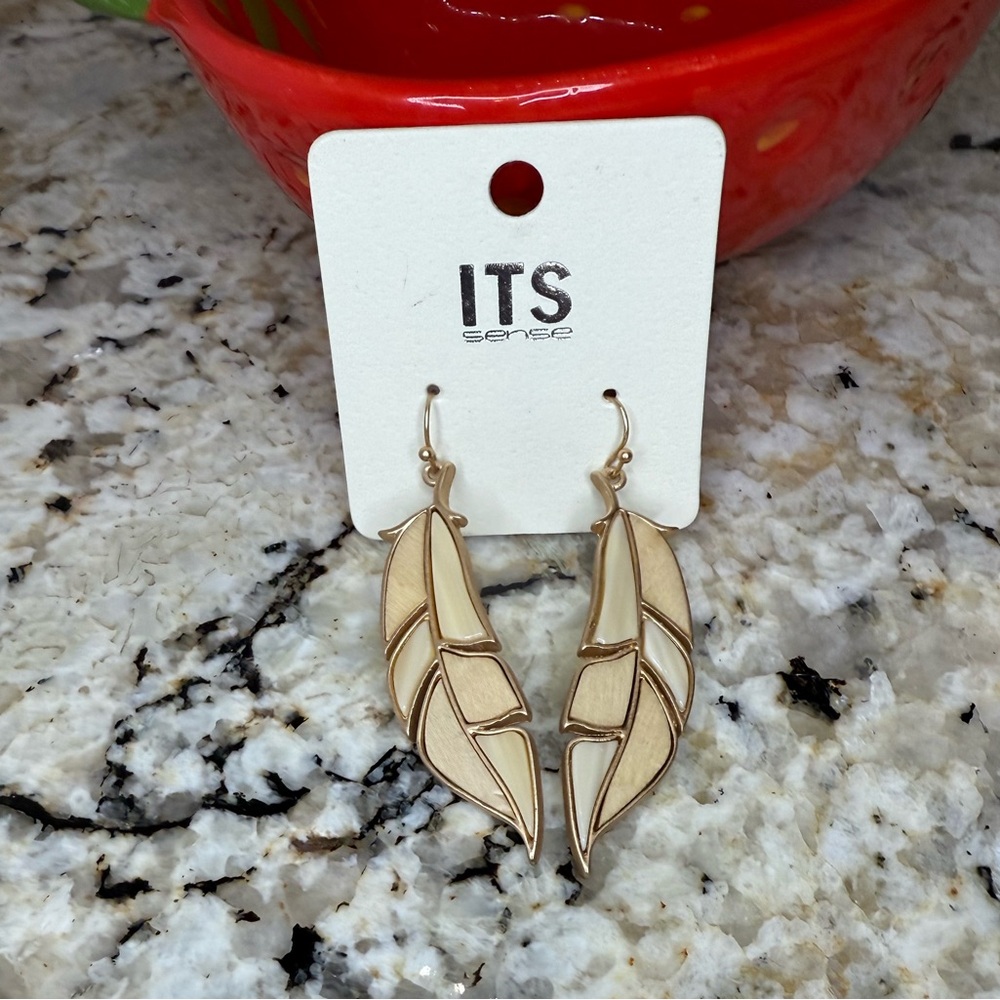 NWT! Gold Cut Outs Dangle Feather Lightweight Earrings - Picture 3 of 5